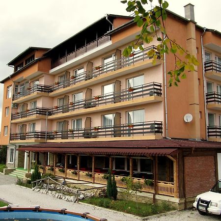 Family Hotel Lipite Tipchenitsa ภายนอก รูปภาพ