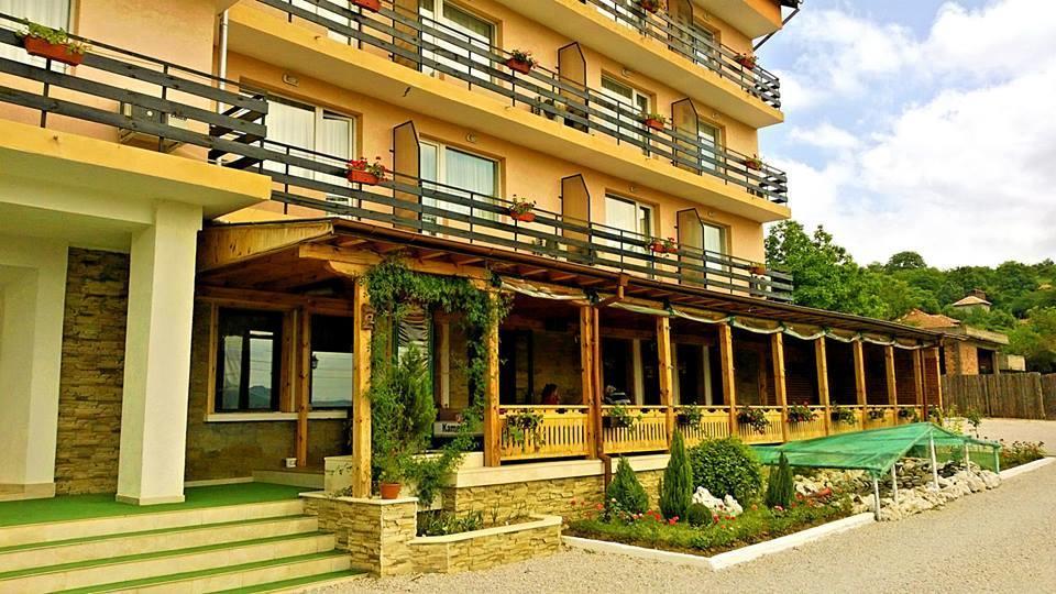 Family Hotel Lipite Tipchenitsa ภายนอก รูปภาพ