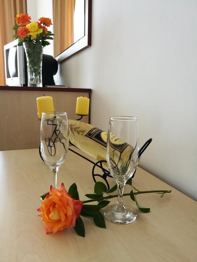 Family Hotel Lipite Tipchenitsa ภายนอก รูปภาพ