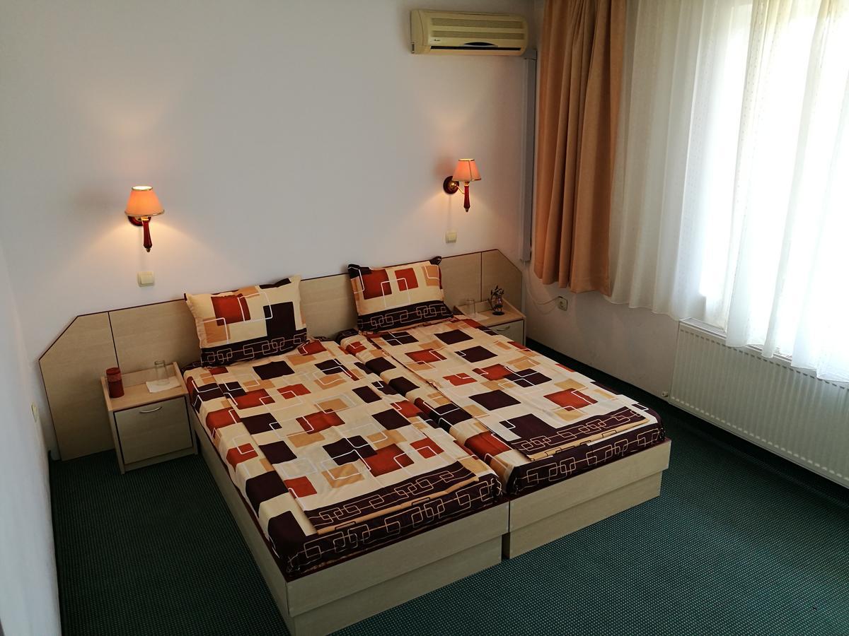 Family Hotel Lipite Tipchenitsa ภายนอก รูปภาพ