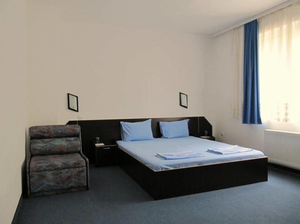Family Hotel Lipite Tipchenitsa ภายนอก รูปภาพ