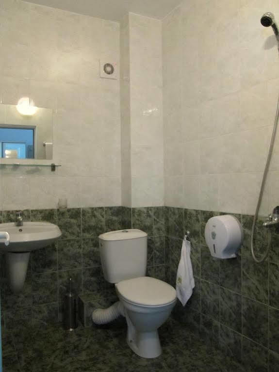 Family Hotel Lipite Tipchenitsa ภายนอก รูปภาพ