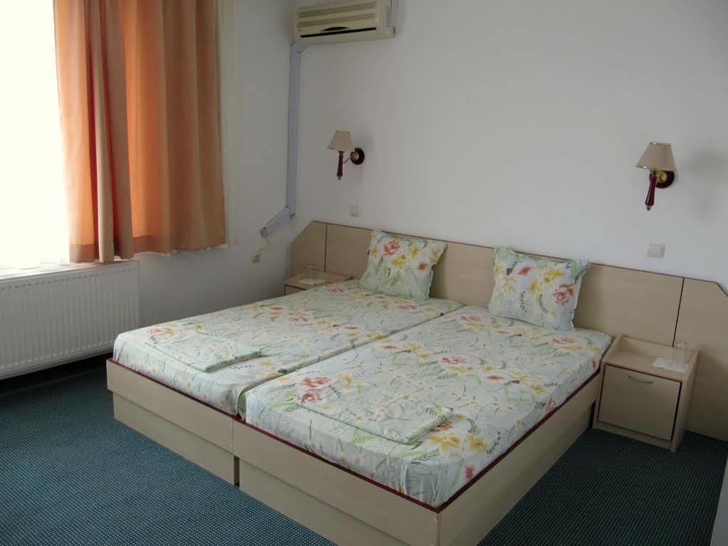 Family Hotel Lipite Tipchenitsa ภายนอก รูปภาพ
