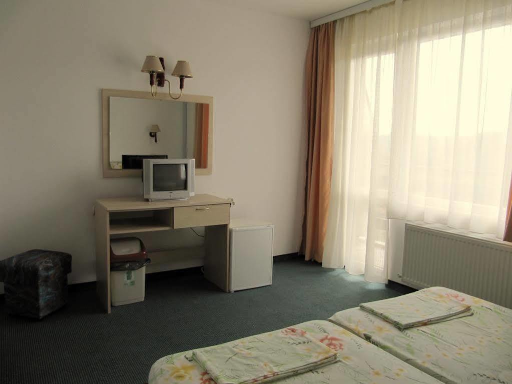 Family Hotel Lipite Tipchenitsa ภายนอก รูปภาพ