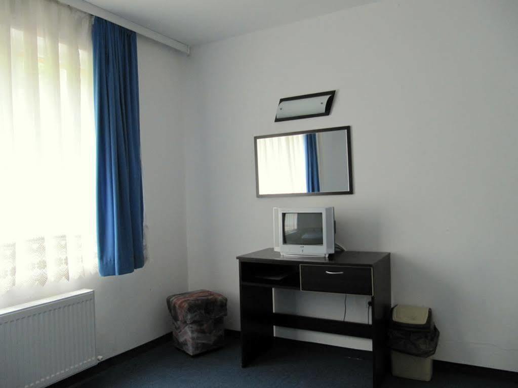 Family Hotel Lipite Tipchenitsa ภายนอก รูปภาพ