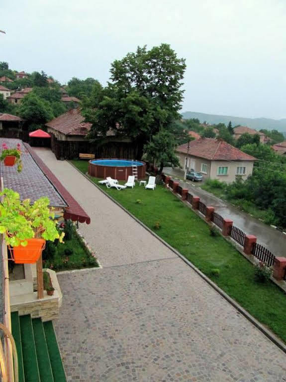 Family Hotel Lipite Tipchenitsa ภายนอก รูปภาพ