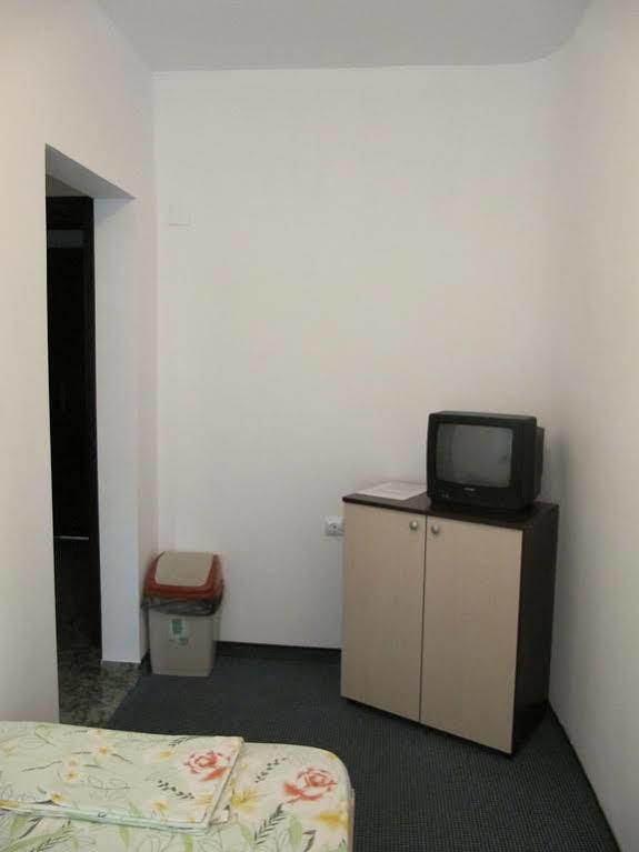 Family Hotel Lipite Tipchenitsa ภายนอก รูปภาพ
